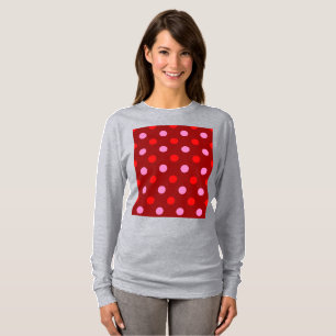 Camiseta Vermelho e Rosa Sobre Desenho de Bolinhas Marrom