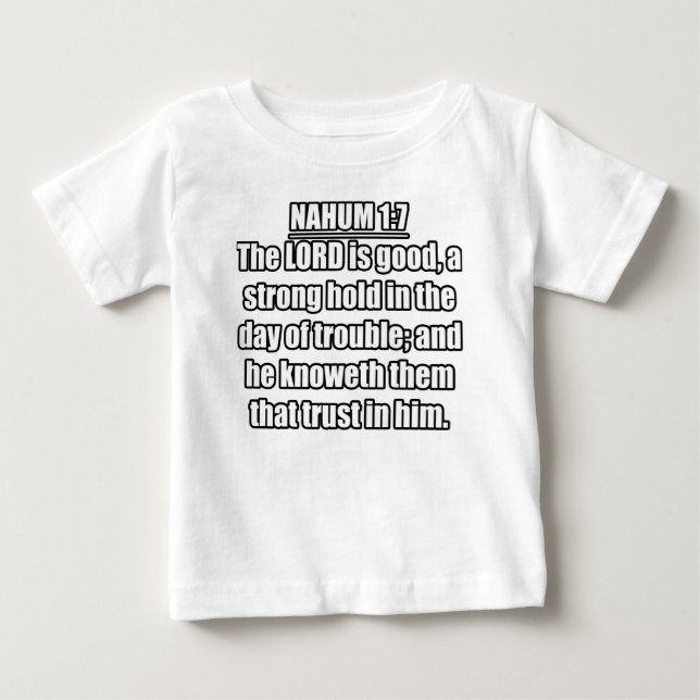 Camiseta Versículo da Bíblia Naum 1:7 KJV (Frente)