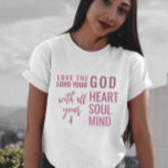 Camiseta Verso Bíblia do Script Rosa Moderno Cristão<br><div class="desc">T-shirt cristã para mulheres com uma citação de Mateus 22:37 "Ame o Senhor Seu Deus Com Todo O Seu Coração E Com Toda A Sua Alma E Com Toda A Sua Mente" em caligrafia mista e tipografia minimalista. Esta moda, design de fé moderna é a dádiva perfeita e a declaração...</div>