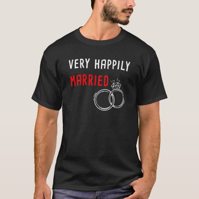 Camiseta Very Happily Married u2013 Husband & Wife Couples  (Frente)