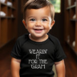 Camiseta Vestindo para o 'Gram Baby'<br><div class="desc">Esta camisa de bebê é fofa por si só ou vestida sob uma jaqueta,  flanela ou suéter fofo. "Vestir para o 'Gram' na frente faz do seu bebê um modelo de mídia social.</div>