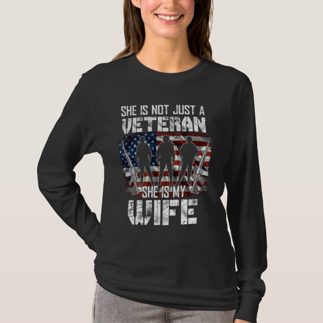 Camiseta Veterana Ela É Minha Esposa Bandeira Americana Dia (Frente)