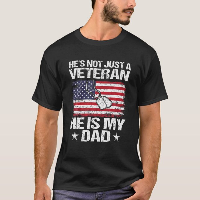Camiseta Veterano Ele É Meu Pai Dia de os pais De Bandeira  (Frente)