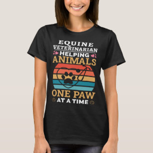 Camiseta Veterinária Da Equina A Ajudar Animais Numa Pata E