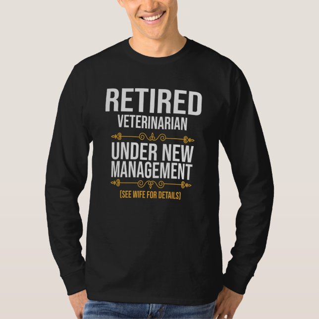 Camiseta Veterinário Aposentado Sob Nova Gestão (Frente)