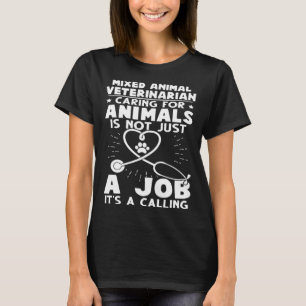 Camiseta Veterinário de Animais Mistos Cuidando de Animais