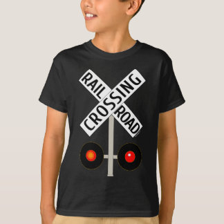 Camiseta Via férrea do comboio atravessando com sinalização