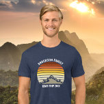 Camiseta Viagem de Estrada de Montanha Sunset para Reunião<br><div class="desc">Este pôr do sol laranja legal sobre montanhas rochosas na natureza faz uma imagem excelente para um conjunto de t-shirts de combinação tripla personalizadas para uma reunião familiar, viagem de ida e volta ou férias de verão. Comemore sua semana de feriado com camisetas correspondentes para mãe, pai, irmão e irmã....</div>