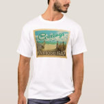 Camiseta Viagens vintage de Praia de Rocks Indianos<br><div class="desc">Esta saudação da Indian Rocks Beach vintage design apresenta uma praia arenosa com uma bela água turquesa oceânica e acima do mar,  um céu azul com nuvens brancas e onduladas. No estilo viagens vintage.</div>