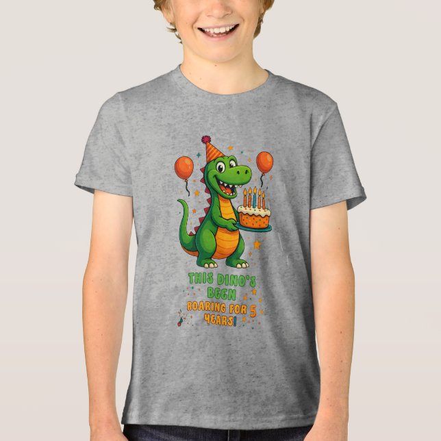 Camiseta Viajando até 5 - Design Dino Birthday (Frente)