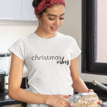 Camiseta Víblias de Natal | Na moda de tendências minimalis<br><div class="desc">Simples,  de moda,  as "vibrações de natal" na moda citam as mulheres como camiseta na tipografia moderna minimalista em preto. A tendência perfeita de moda para a estação festiva!</div>