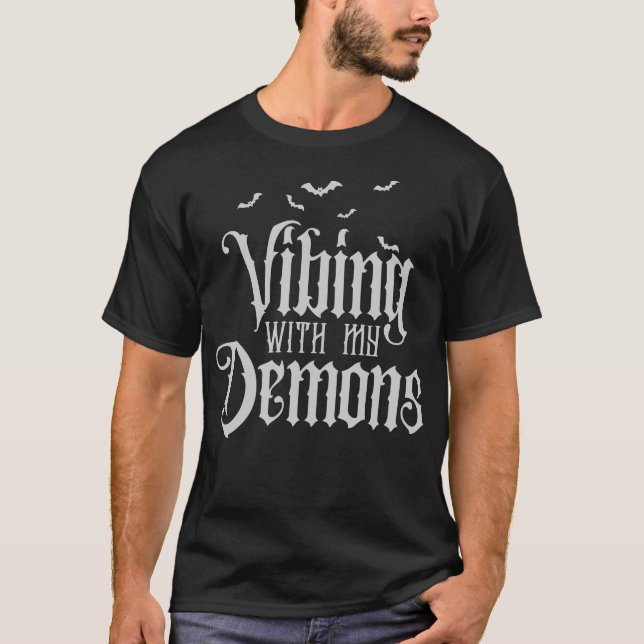 Camiseta Vibração Com Meus Demônios Feliz Feriado de Hallow (Frente)