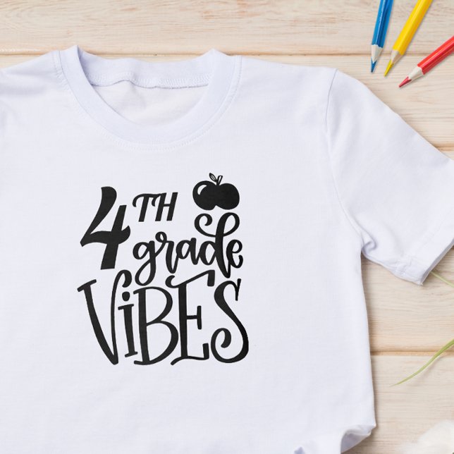 Camiseta Vibrações da Quarta Série Escolar (Start the school year off with some fun with this cute back to school shirt.)