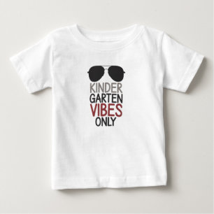 Camiseta Vibrações de Jardim de Infância Apenas Volta às Au