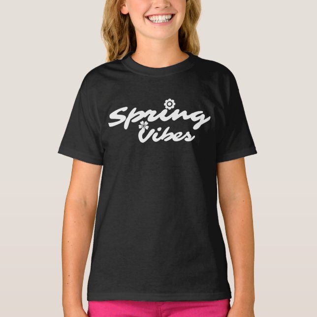 CAMISETA VIBRAÇÕES DE PRIMAVERA TIPOGRAFIA BRANCA (Frente)
