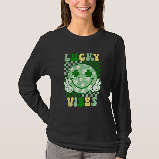 Camiseta Vibrações de Sorte Feliz Dia de São Patrício Trevo (Frente)