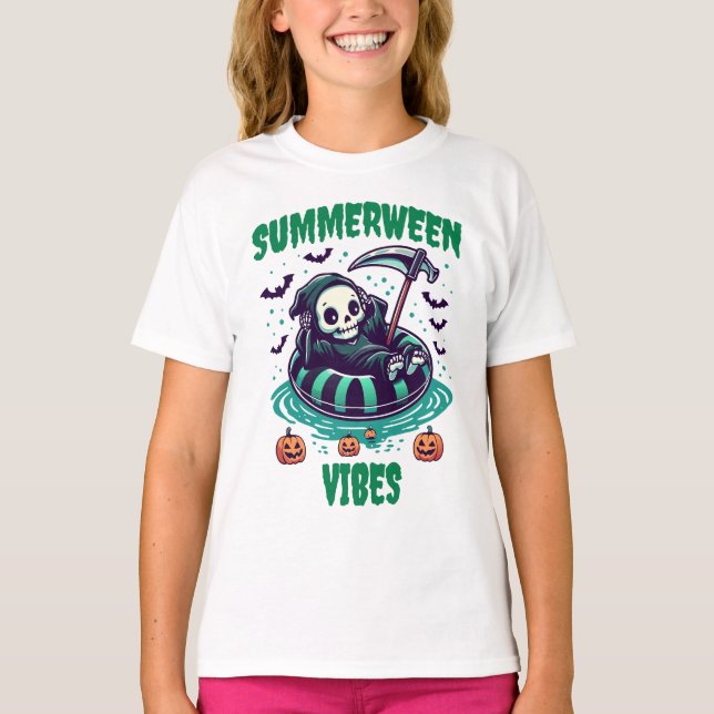 Camiseta Vibrações de Summerween – Ceifador Relaxado (Frente)
