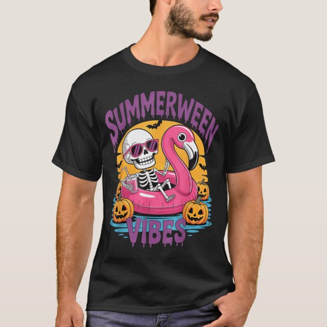 Camiseta Vibrações de Summerween Esqueleto Flamingo Assusta (Frente)