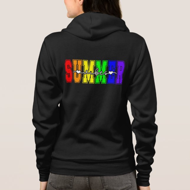 Camiseta Vibrações de Verão LGBTQ | Orgulho Arco-Íris (Verso)