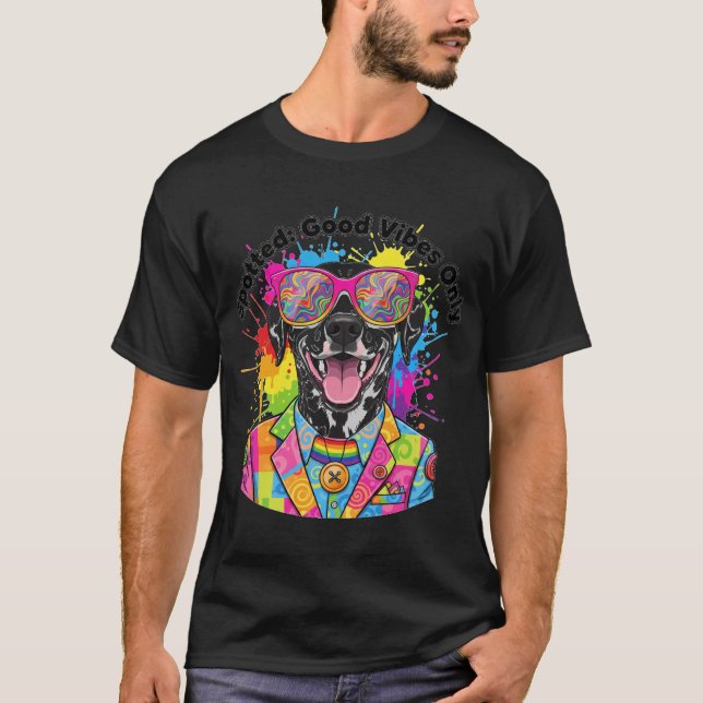 Camiseta **Vibrant Pop-Art Dalmatian Dog with Rainbow Sungl (Frente)