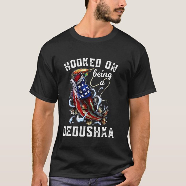 Camiseta Viciado Em Ser Um Dedushka Pesca De 4 De Julho Gra (Frente)