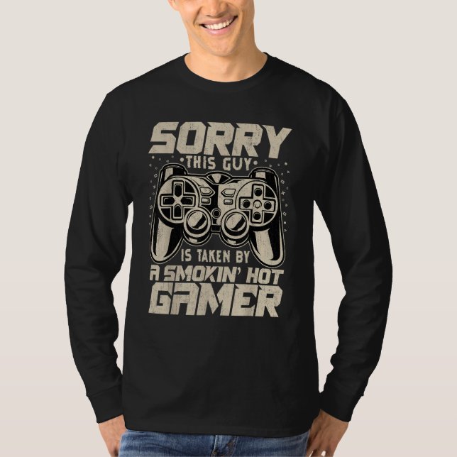 Camiseta Video Game  Girls   This Guy Is Taken by a Gamer (Frente)