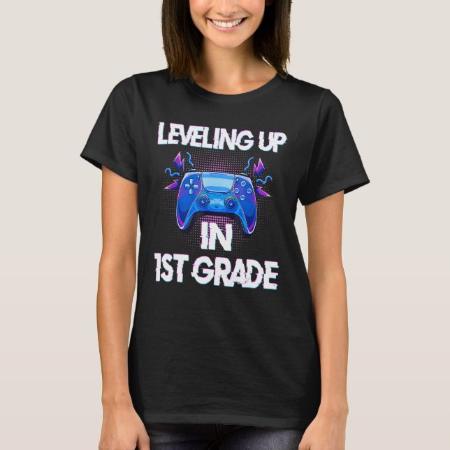 Camiseta Video Gaming students Leveling up in First Grade (Frente)