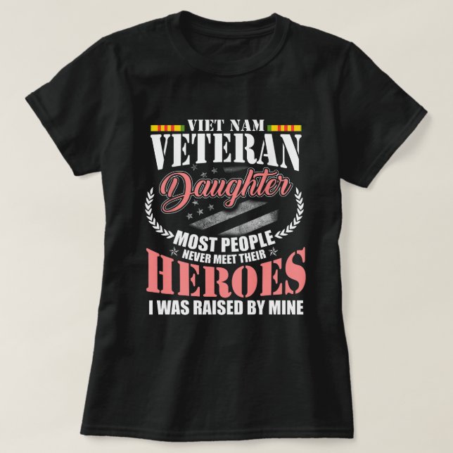 Camiseta Vietnã Filha Veterana Bandeira Americana Exército  (Frente do Design)
