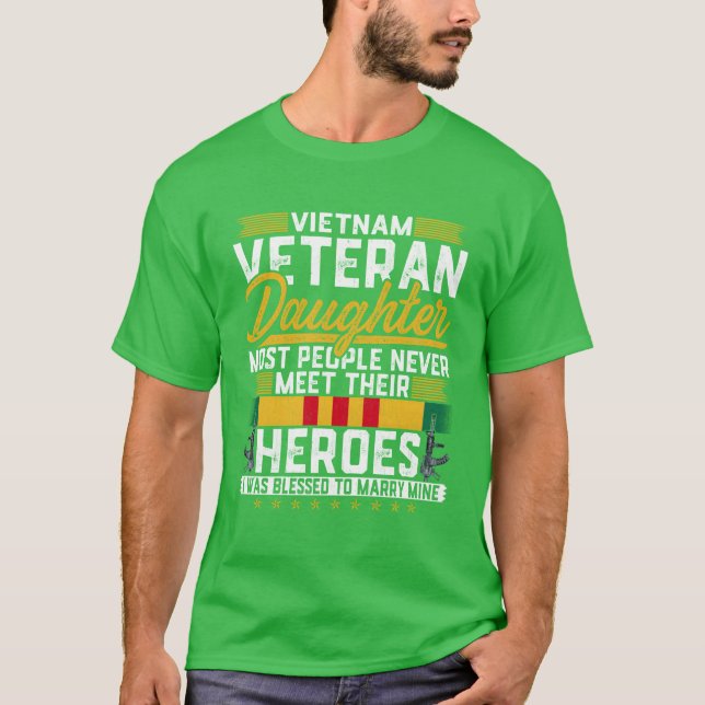 Camiseta Vietnam Veteran Daughter Most People vintage (Frente)