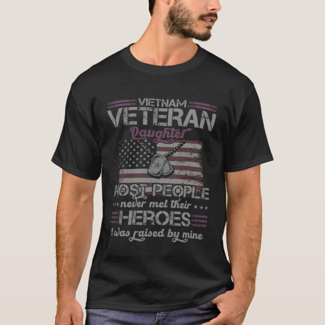 Camiseta Vietnam Veteran Daughter Raised By My Hero (Frente)