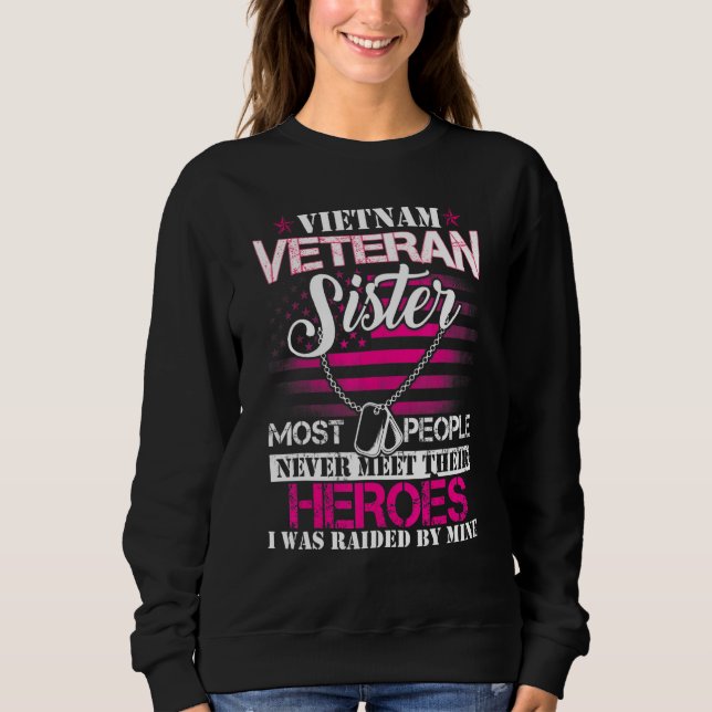 Camiseta Vietnam Veteran Sister Raised By My Hero  Veteran  (Frente)