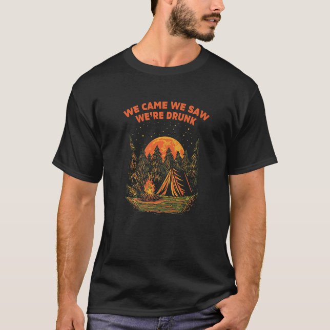 Camiseta Vimos Que Estávamos Bebados Acampando Engraçados C (Frente)
