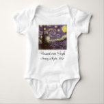 Camiseta Vincent van Gogh - Noite Estrelada<br><div class="desc">Starry Night (1889), por Vincent van Gogh, é um apos impressionismo de pintura paisagística de arte. Uma vista de uma cidade num vale à noite com as nuvens a girar, as estrelas a brilhar e uma bela lua ouro amarela. Foi pintado durante o dia pela memória e é a pintura...</div>