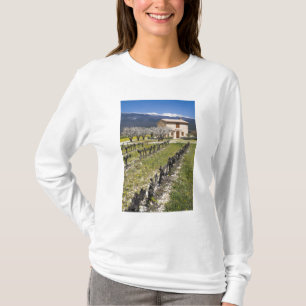 Camiseta Vinhedo dormente, flores de frutas, casa de pedra,