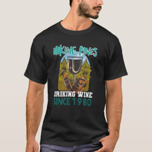 Camiseta Vinho de bebendo de pinheiros de caminhada desde 1