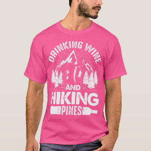Camiseta Vinho De bebendo E Pinheiros De Caminho Engraçados