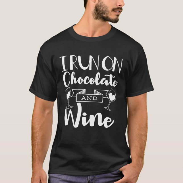 Camiseta Vinho De Chocolate Engraçado Eu Corro Chocolate E  (Frente)