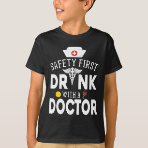 Camiseta Vinho De Primeiro Bebendo De Segurança Com Médico
