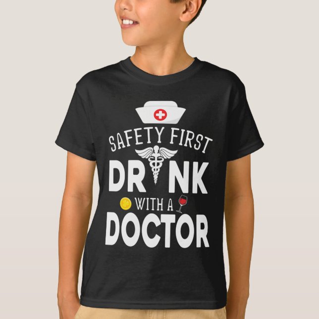 Camiseta Vinho De Primeiro Bebendo De Segurança Com Médico  (Frente)