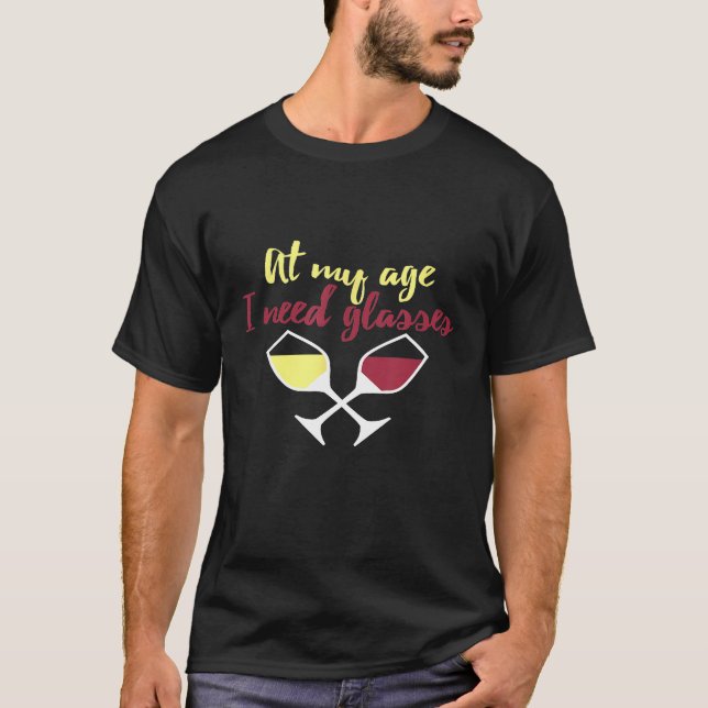Camiseta Vinho Engraçado Na Minha Idade Preciso De Óculos P (Frente)