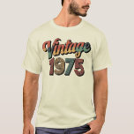 Camiseta Vintage 1975 50th Birthday Gifts 50 Anos<br><div class="desc">Quer você esteja fazendo 50 anos ou simplesmente honrando uma era de eterno,  este design retroinspirado combina nostalgia com estilo clássico. Perfeito para comemorações de aniversário,  presentes de marcos,  ou qualquer pessoa que saiba que a vida melhora com a idade. com tipografia vintage audaciosa e estética do eterno, </div>