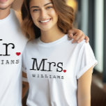 Camiseta Vintage Black Personalised Wedding Monograma<br><div class="desc">Camisa de sobrenome personalizada para a Sra. ou Future Sra. Recursos texto de estilo de máquina de escrever em preto com sotaque cardíaco vermelho. Visite a nossa loja para a camisa do Sr.,  que faz um presente de casamento único,  e perfeito para o casal vestir na lua de mel!</div>