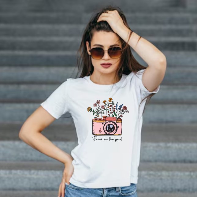 Camiseta Vintage Camera & Flower Focus on Good Positive  (Criador carregado)