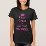Camiseta Vintage, fique calmo, vou me casar!<br><div class="desc">Ilustração Vintage Inglês Manter Calmo e Carregar no design alterado para a nova noiva ser! Fique calma,  vou me casar! Completa com uma coroa rosa real,  toda noiva deve se sentir como uma princesa! Parabéns! Uma maneira divertida de deixar seus amigos e família saberem que você vai se casar.</div>