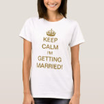 Camiseta Vintage, fique calmo, vou me casar! Amarelo<br><div class="desc">Fácil de personalizar texto. Ilustração Vintage Inglês Manter Calmo e Carregar no design alterado para a nova noiva ser! Fique calma, vou me casar! Completa com uma coroa real ouro, toda noiva deve se sentir como uma princesa! Parabéns! Uma maneira divertida de deixar seus amigos e família saberem que você...</div>