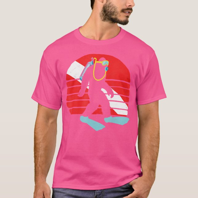 Camiseta Vintage Funny Bigfoot Scuba Merge Bandeira Retroat (Frente)