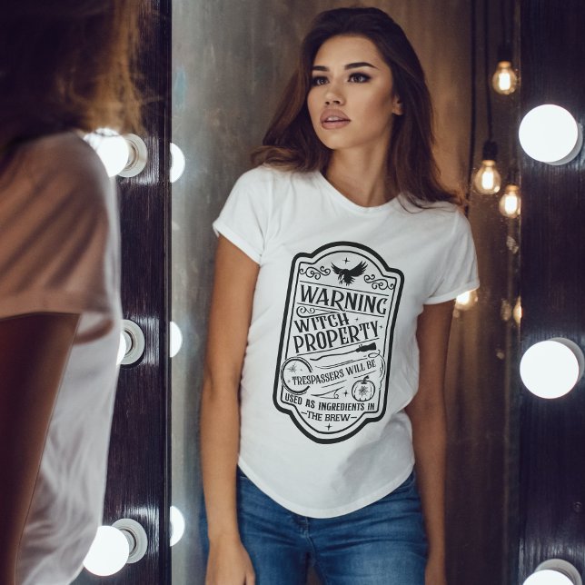 Camiseta Vintage Halloween - Sinal de Aviso de Bruxa (Halloween Vintage design Tshirt, Witch Tresspass warning, Crow, Broom, Pumpkin.)