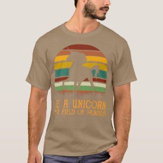 Camiseta Vintage In a Field of Horses Be a Unicorn 