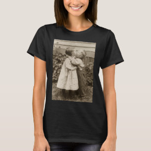 Camiseta Vintage Love Foto de Crianças Beijando em um Jardi