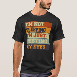 Camiseta Vintage Não Estou Dormindo, Só Estou Descansando O